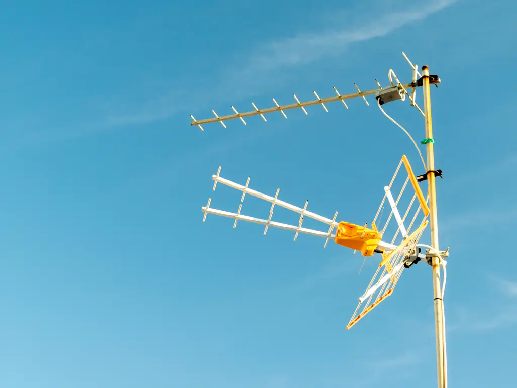 Antena de televisión instalada contra un cielo azul